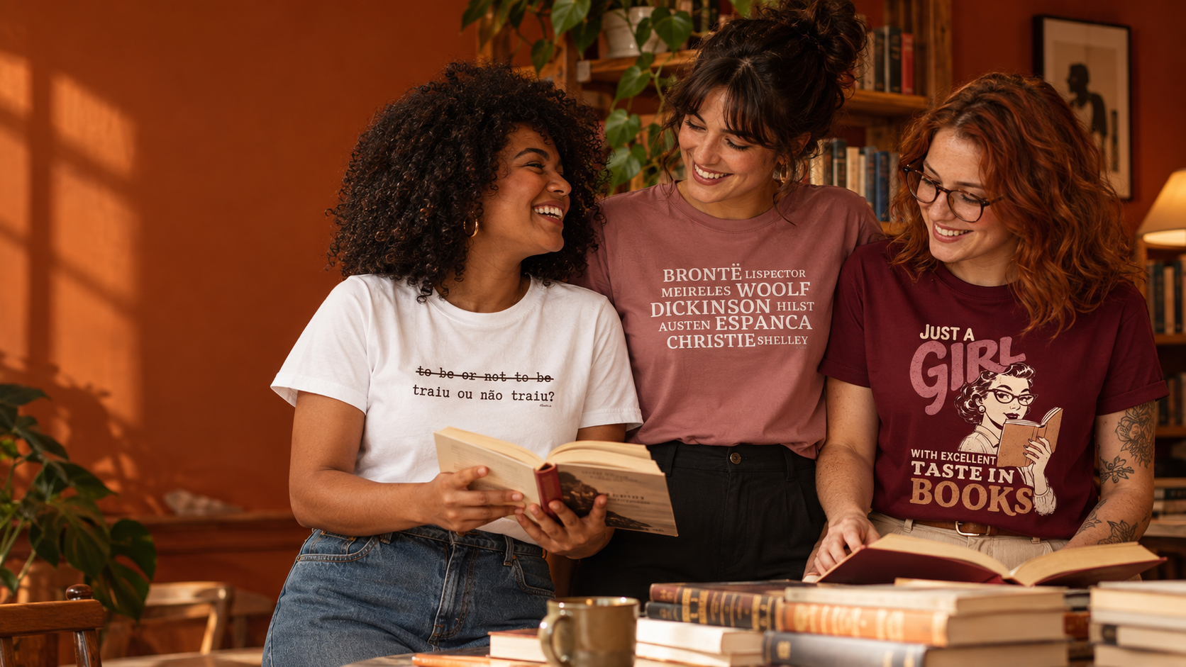 Três leitoras usando camisetas mais vendidas da Literalices