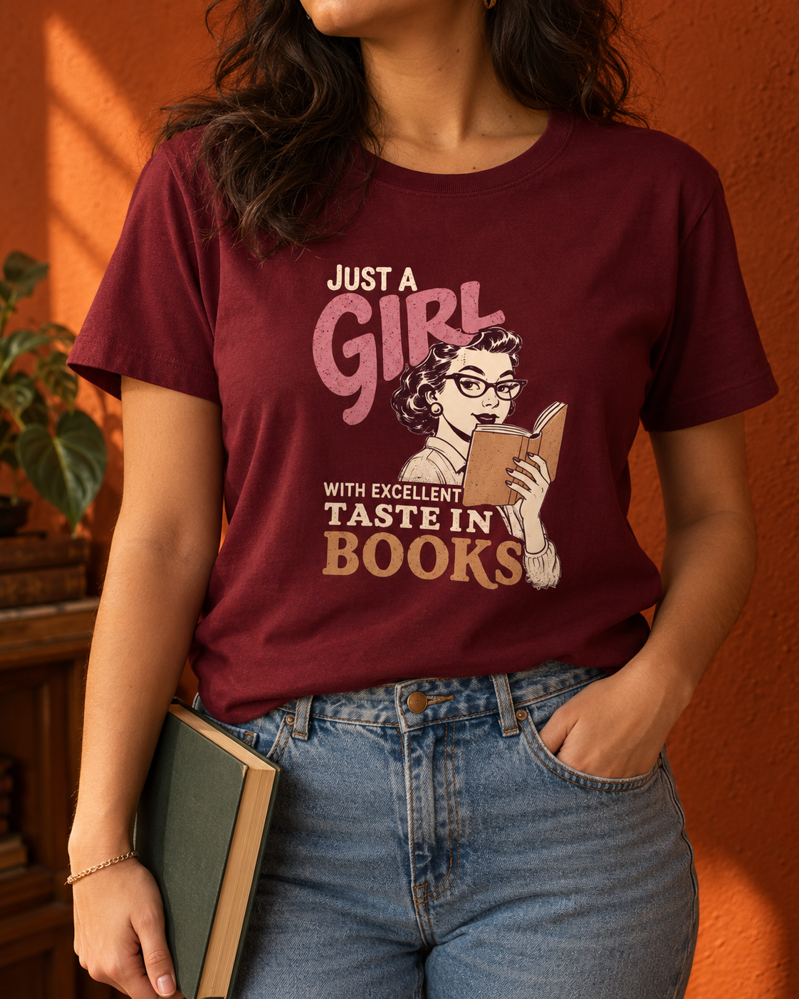 Leitora usando a camiseta Just a Girl em cenário laranja