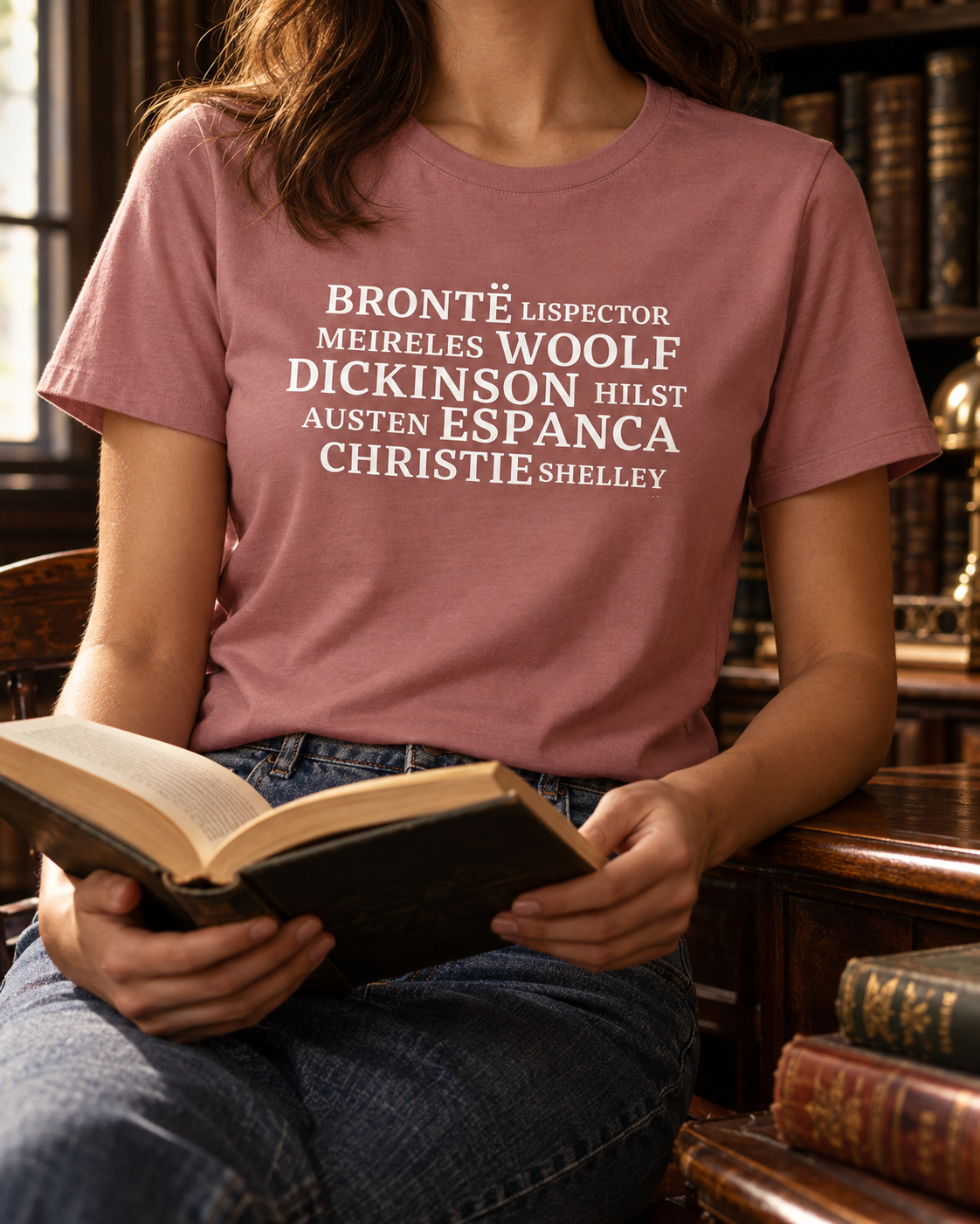 Leitora usando a camiseta Mulheres Escritoras em uma biblioteca