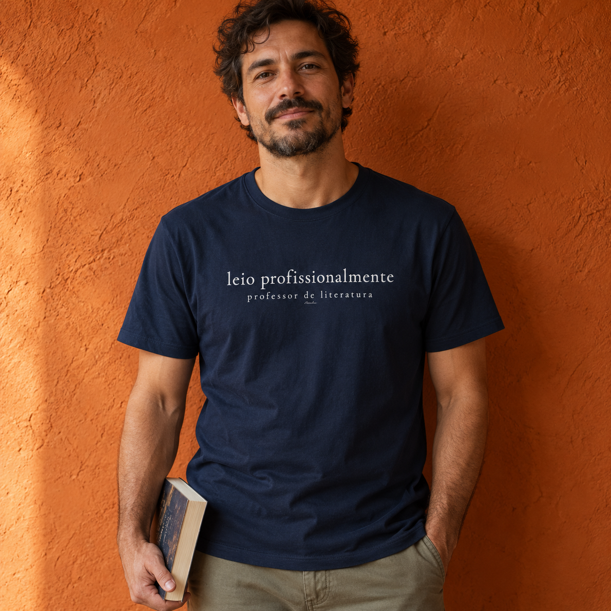 Homem usando camiseta Leio profissionalmente, professor de literatura